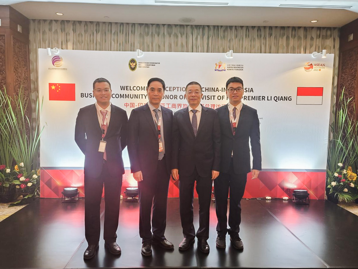 公司董事長(cháng)項光明與青山集團董事局主席項光達，公司董事項鵬宇、項奕豪在晚餐會(huì )合影