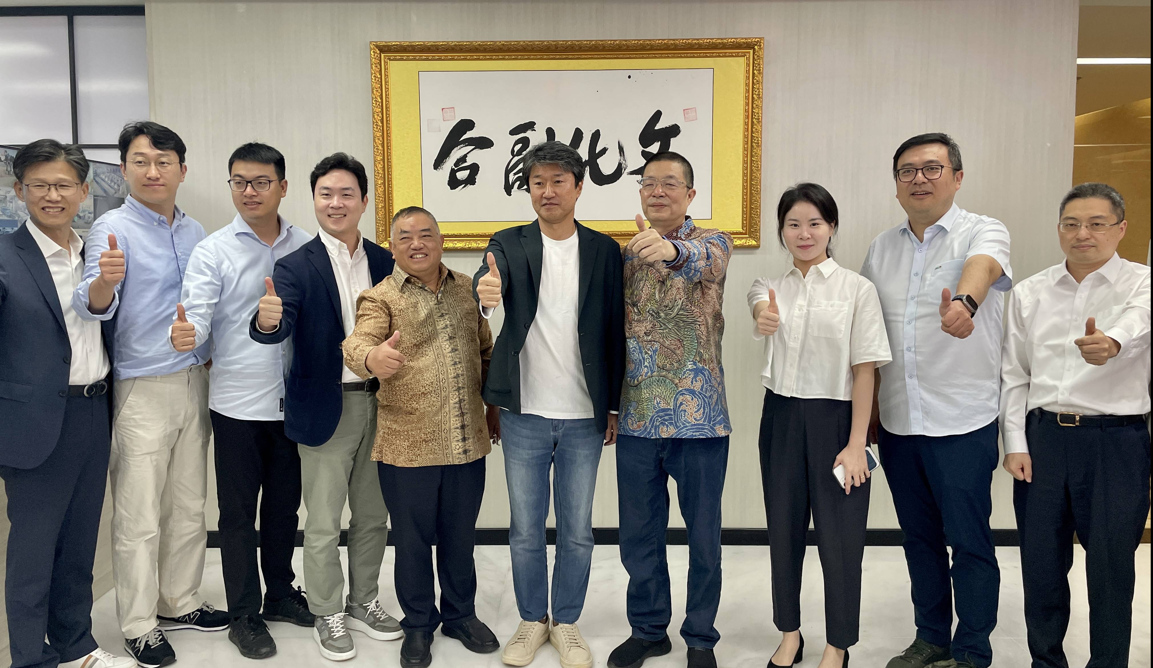 項光明董事長(cháng)與韓國ECOPRO公司高層、格林美董事長(cháng)許開(kāi)華教授交流并合影
